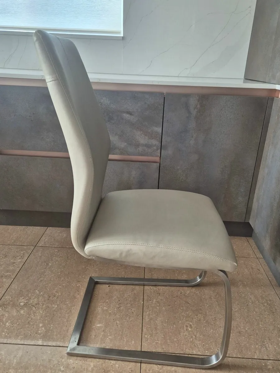 6 cream dining room  chairs - Image 4