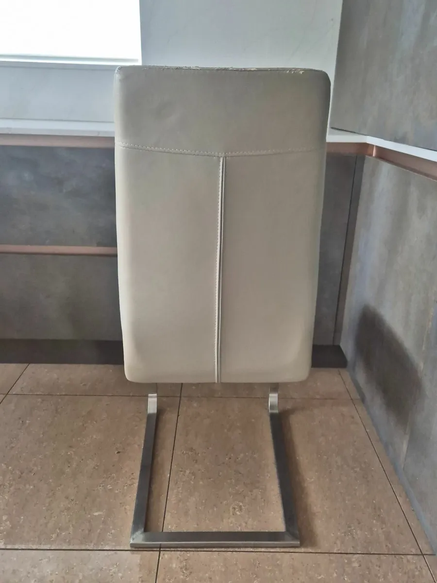 6 cream dining room  chairs - Image 3