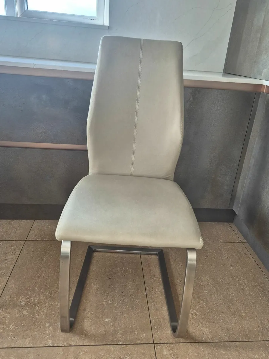 6 cream dining room  chairs - Image 1