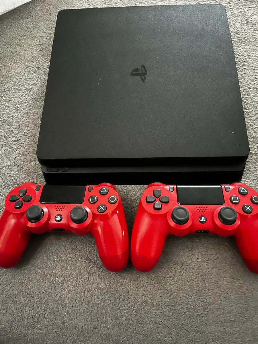 PS4 for sale + 2 hand controllers - Image 1