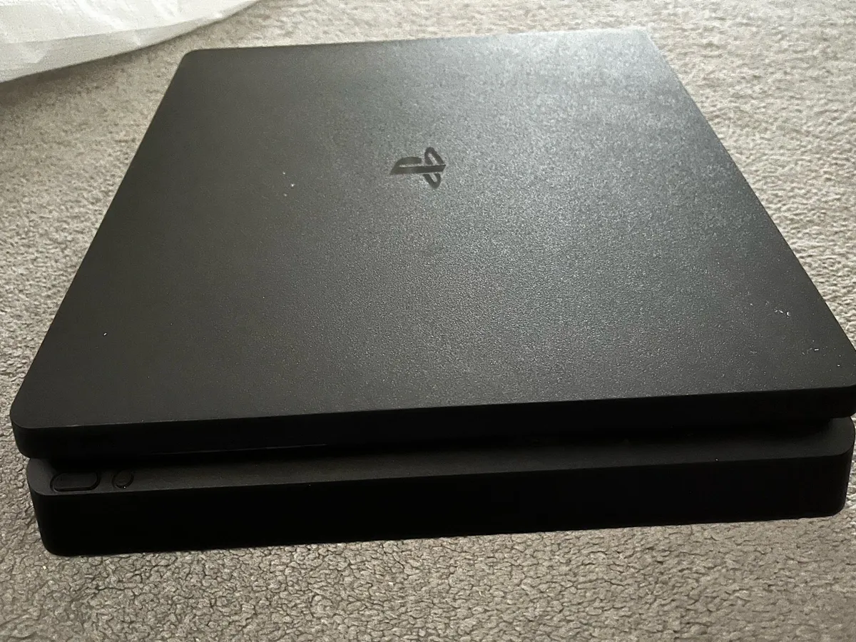 PS4 for sale + 2 hand controllers - Image 2
