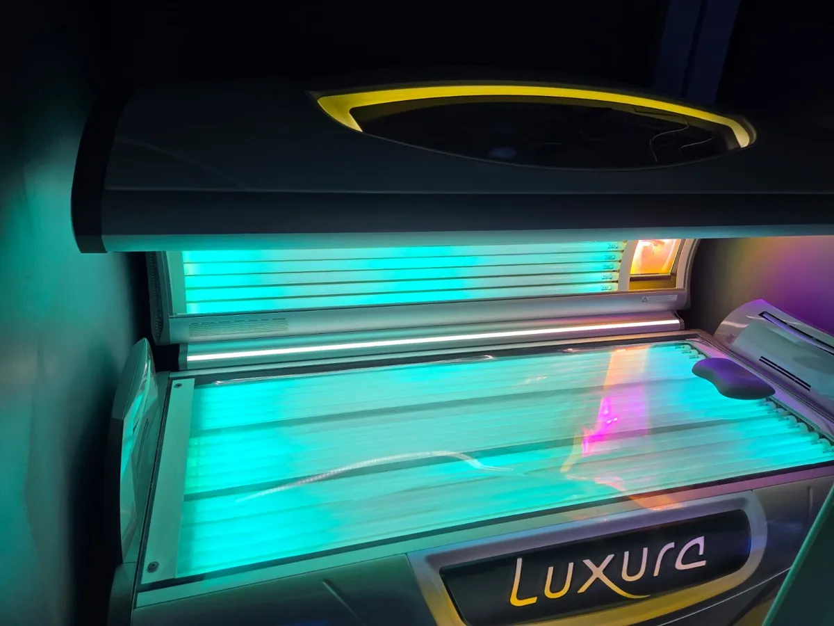 Luxura x7 Lie Down Tanning Bed - Image 2