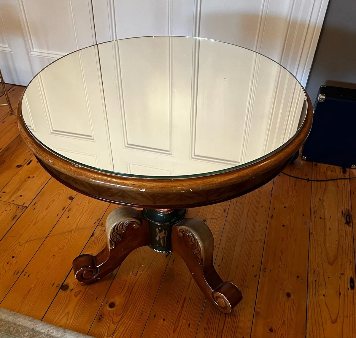 Round coffee table - Image 1