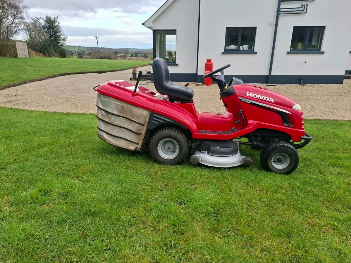 Honda 2417 ride on lawnmower - Image 1