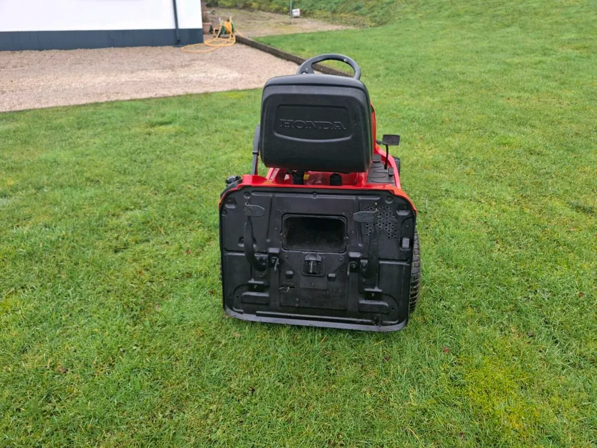 Honda 2417 ride on lawnmower - Image 3
