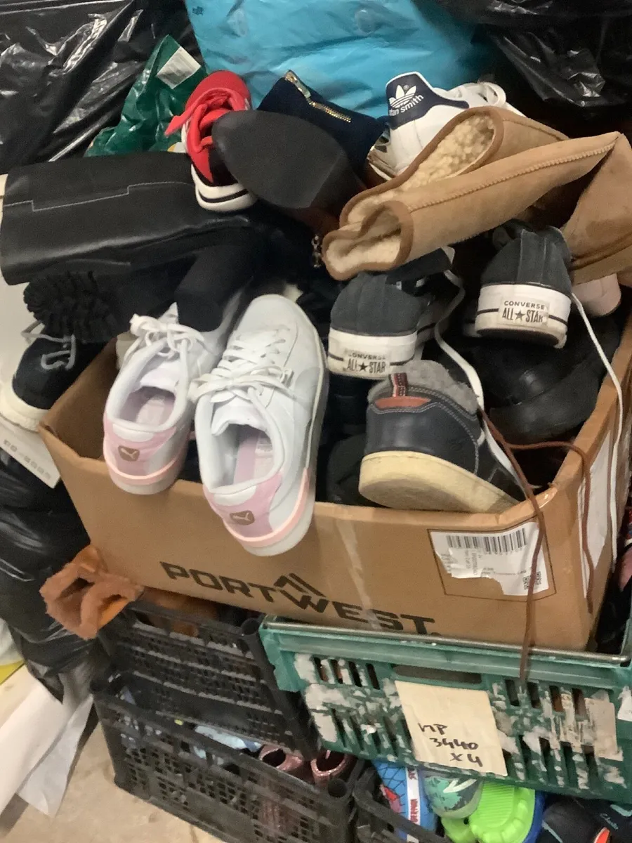 Job lot of approximately 100 pairs of shoes