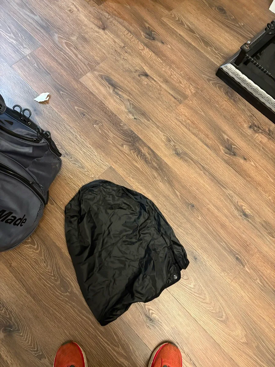 Taylormade golf bag like new only 2 months old! - Image 2