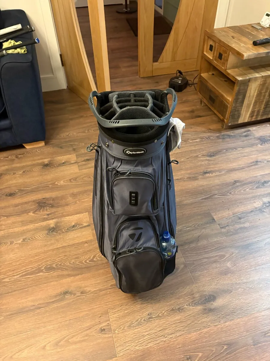 Taylormade golf bag like new only 2 months old! - Image 1