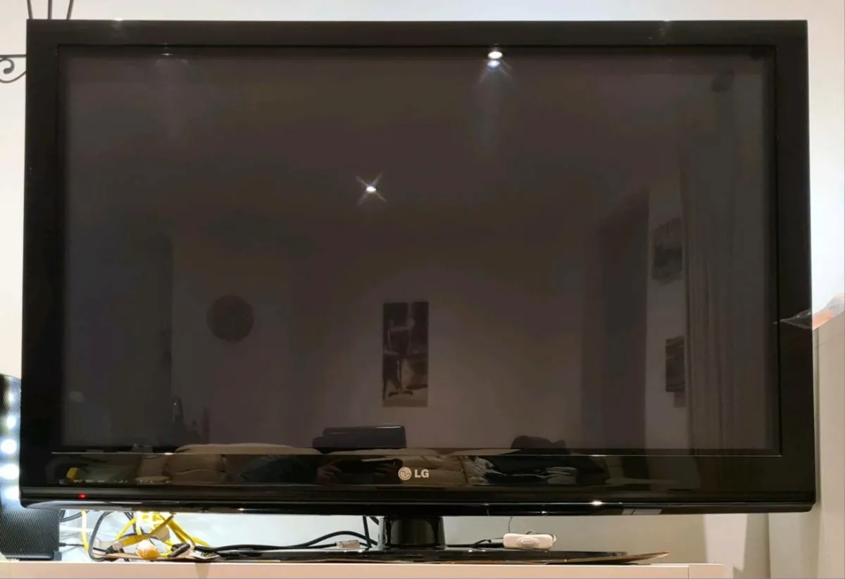 LG 42PQ2000 42" plasma TV with wall brackets stand - Image 2