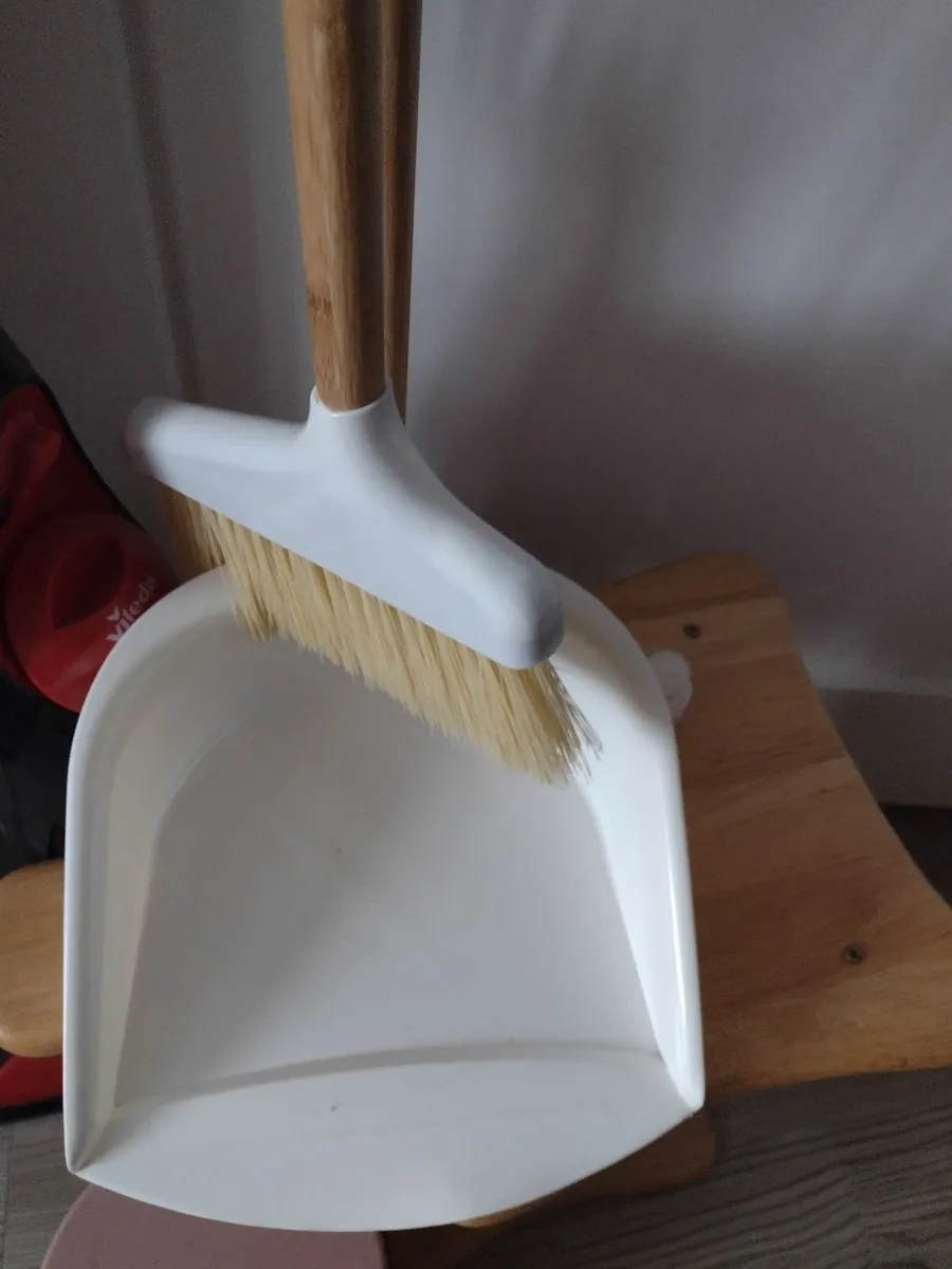 New long handle bamboo dustpan and brush set - Image 1