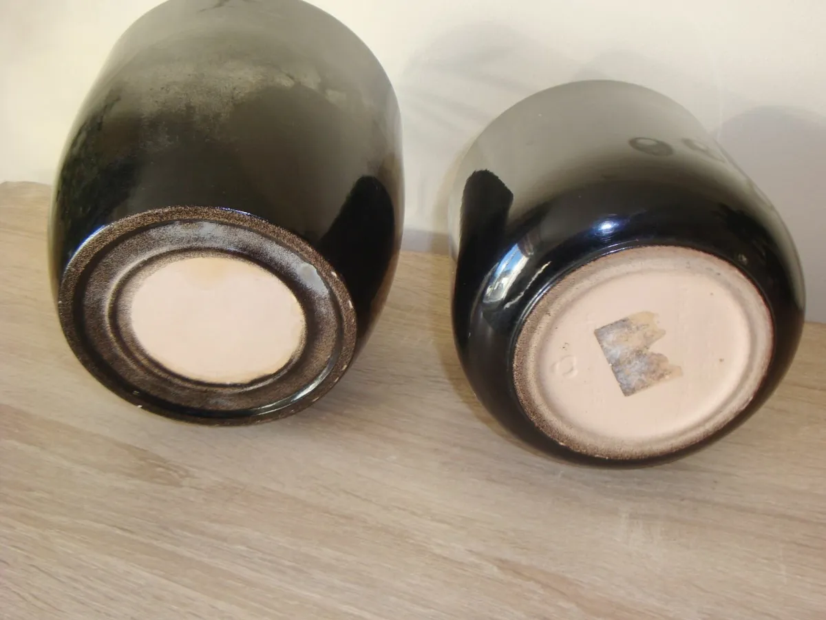 TWO black ceramic flower pots - Image 2