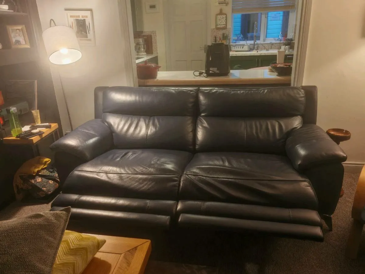 3 Seater leather electric recliner - Image 2