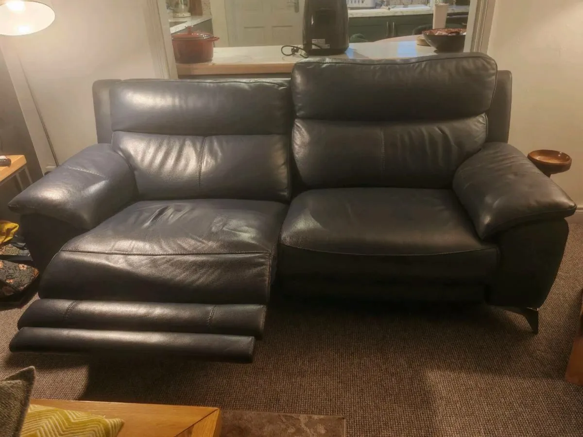 3 Seater leather electric recliner - Image 3