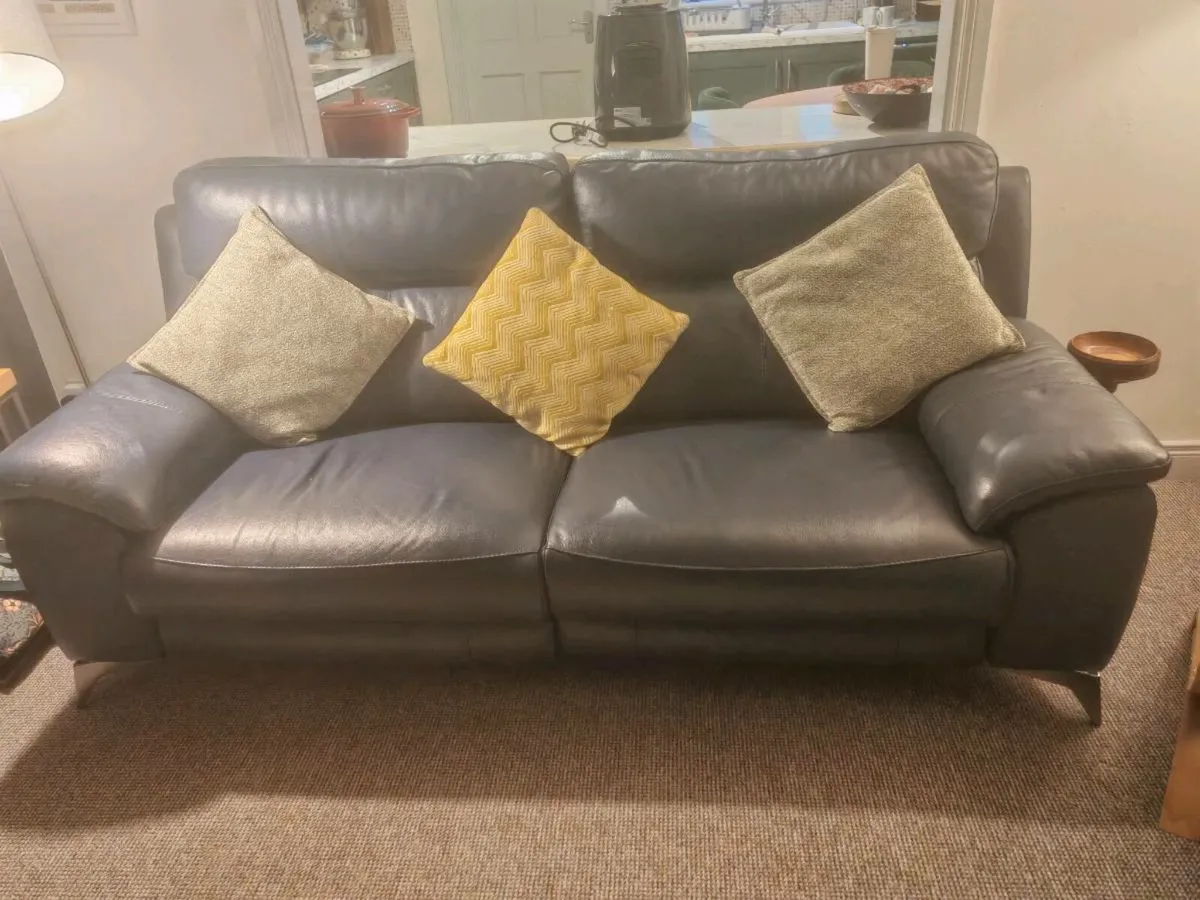 3 Seater leather electric recliner - Image 4