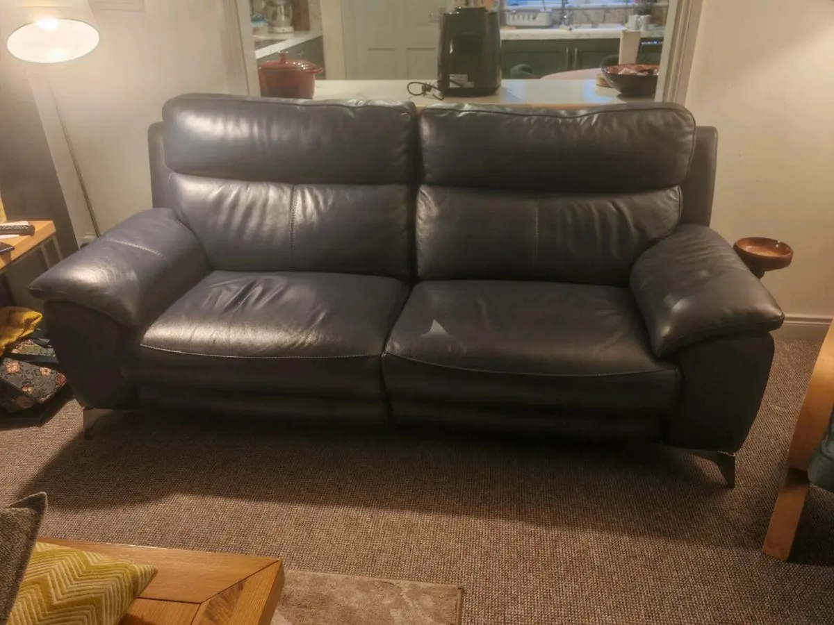 3 Seater leather electric recliner - Image 1