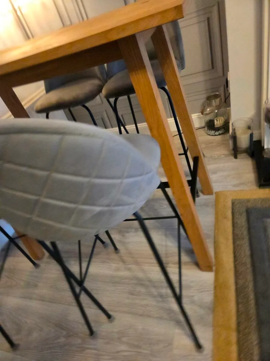 Table & Chairs - Image 4