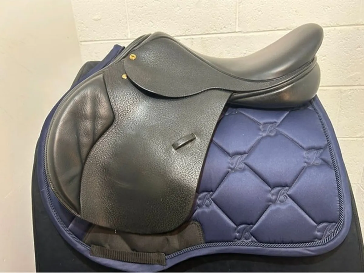 Black Country Quantum Jump Medium/Medium Wide 17.5" Black Saddle. - Image 1