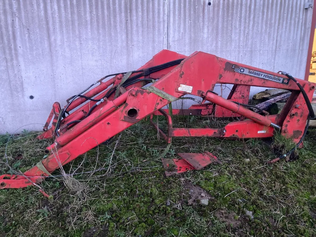 Massey 820 loader - Image 1