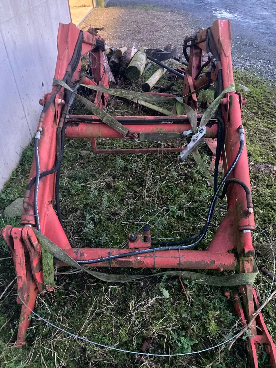 Massey 820 loader - Image 2