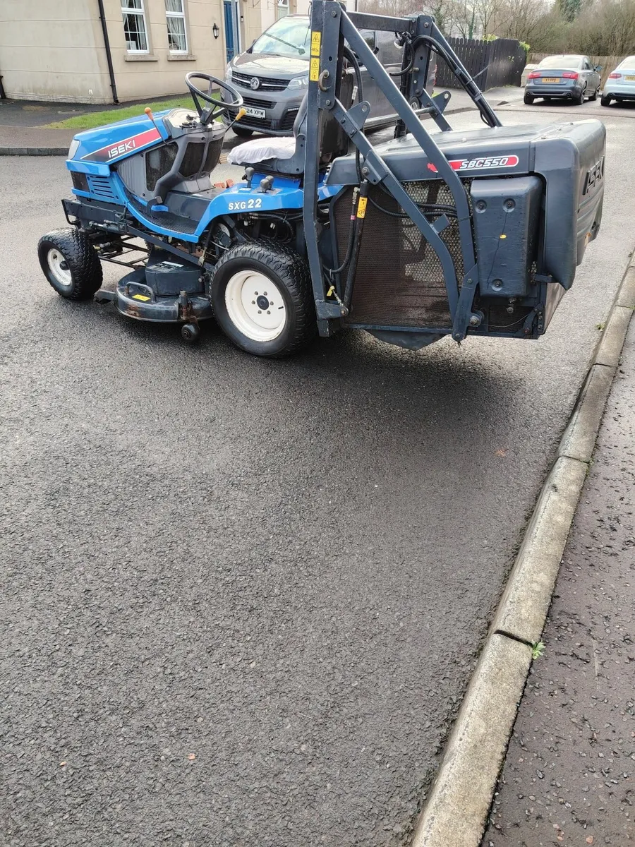 Iseki High tip diesel ride on lawnmower - Image 4