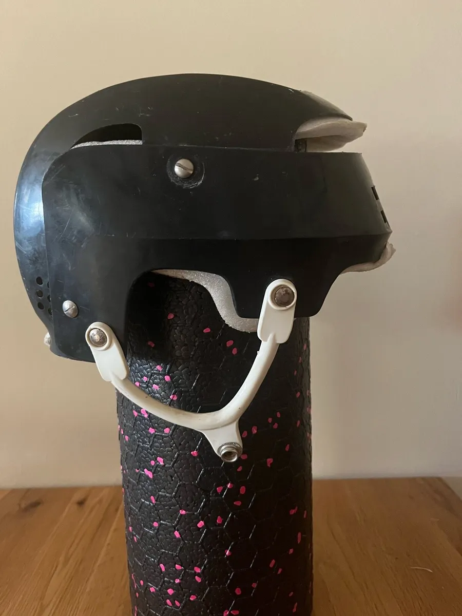 Oldstyle hurling helmet - Image 4