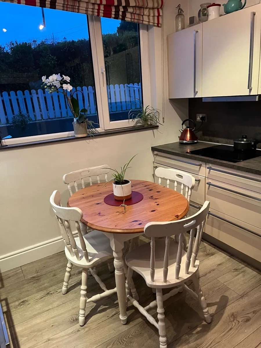 Extendable table and chairs(4) - Image 1