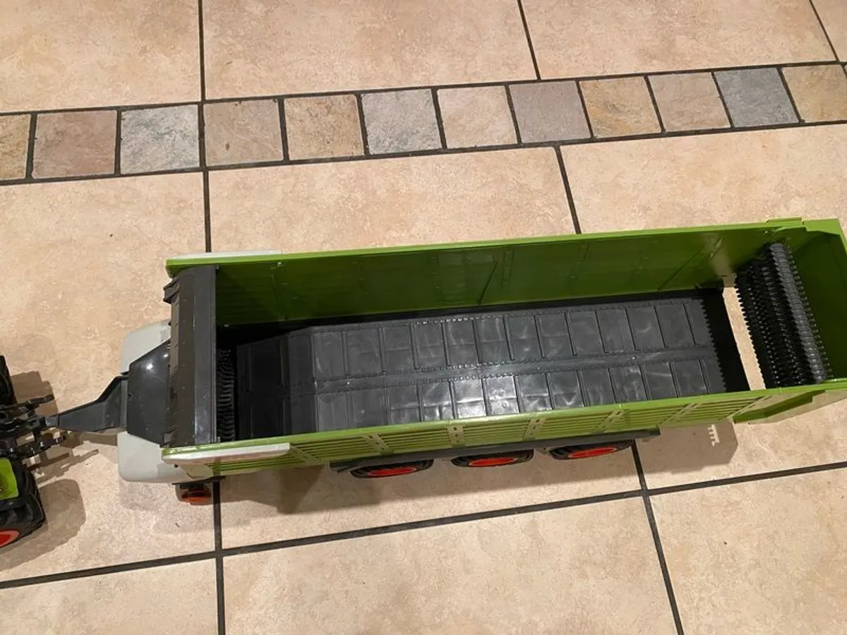 Claas remote control tractor with triable silage wagon - Image 4