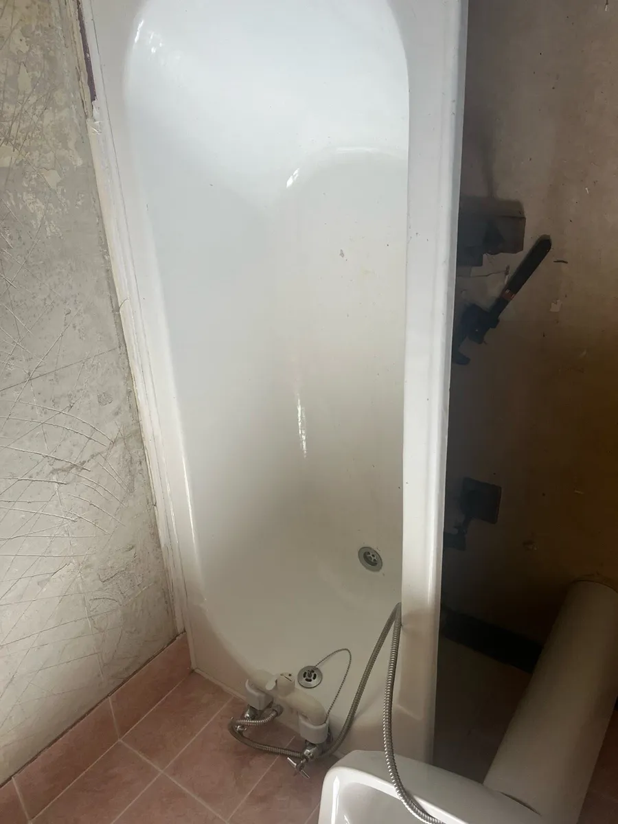 Bathtub sink and toilet - Image 3