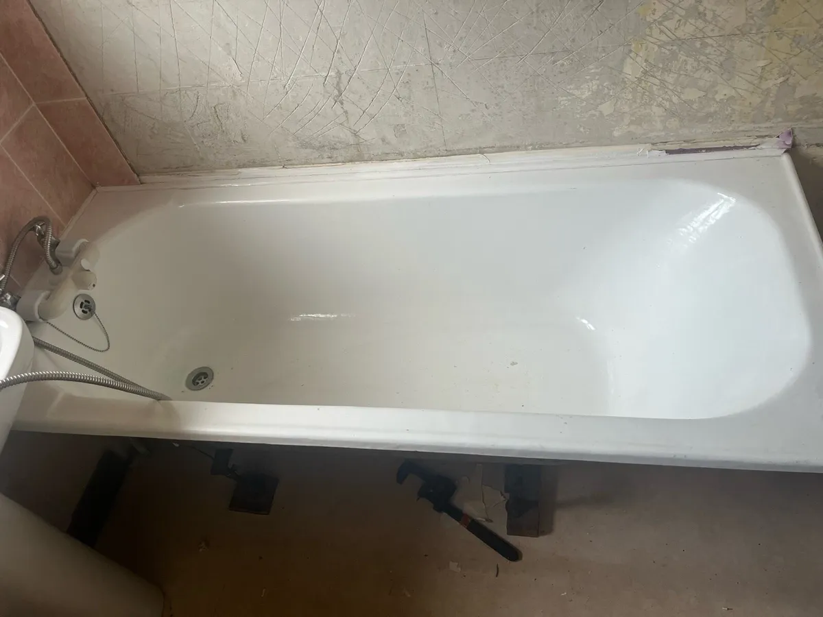 Bathtub sink and toilet - Image 1