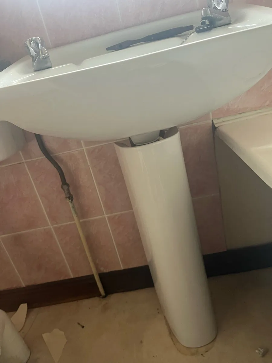 Bathtub sink and toilet - Image 4