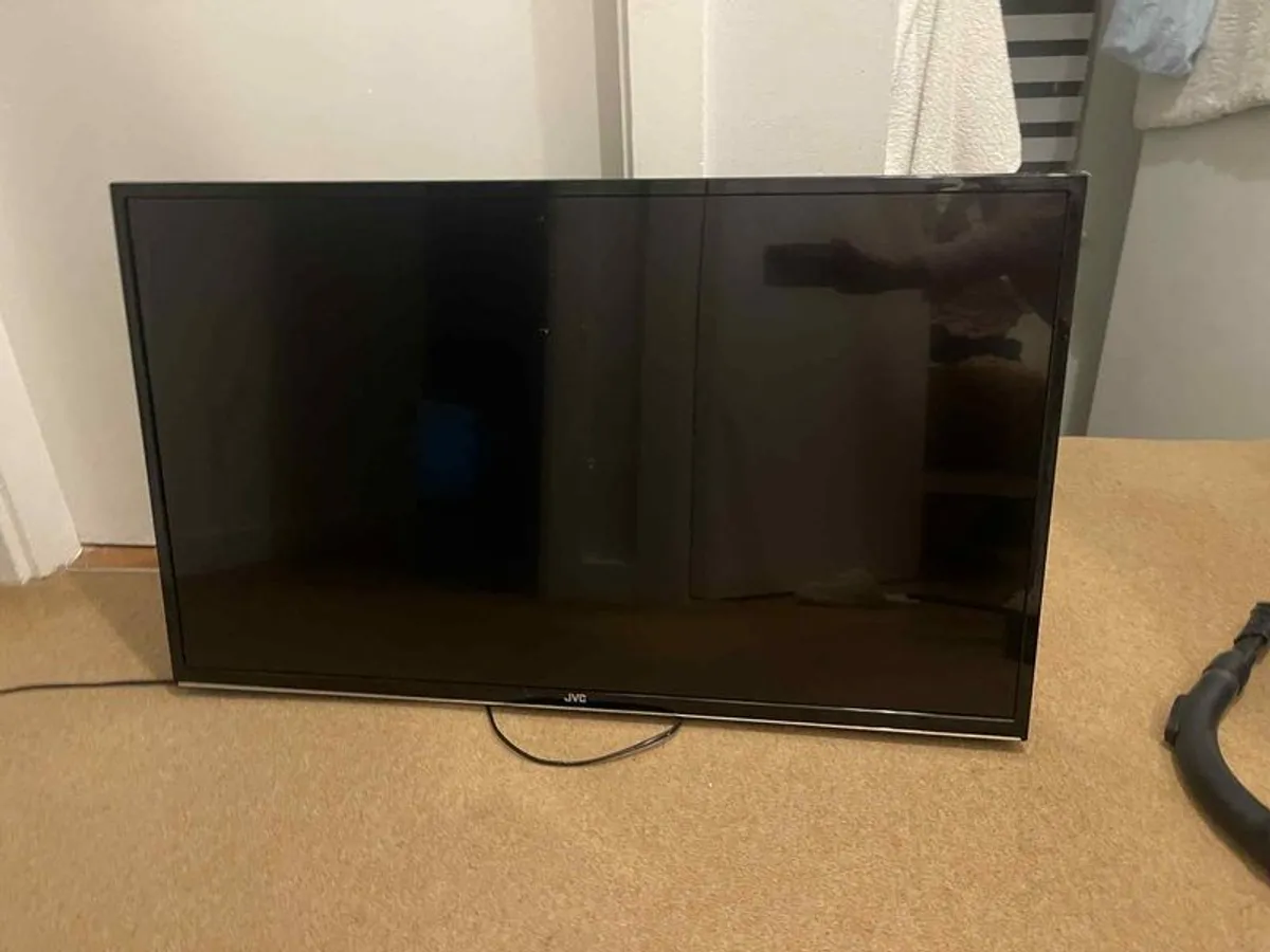 JVC smart TV  39 "  with Wall Mount - Image 1