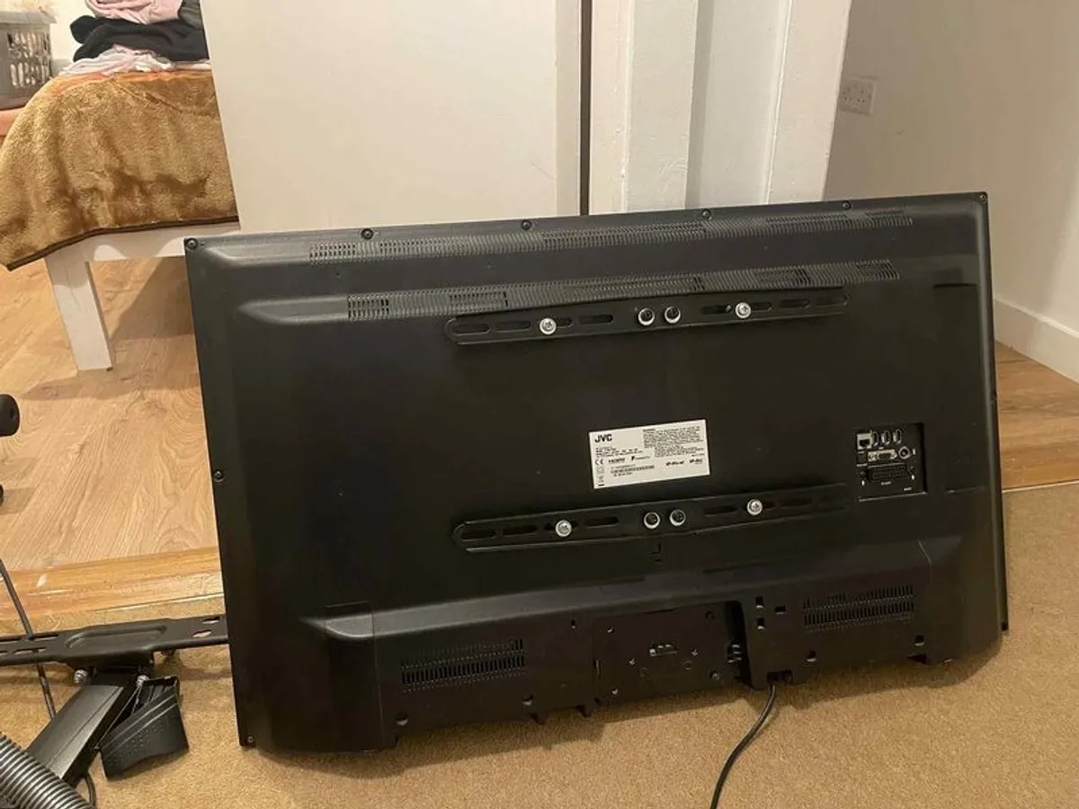 JVC smart TV  39 "  with Wall Mount - Image 2