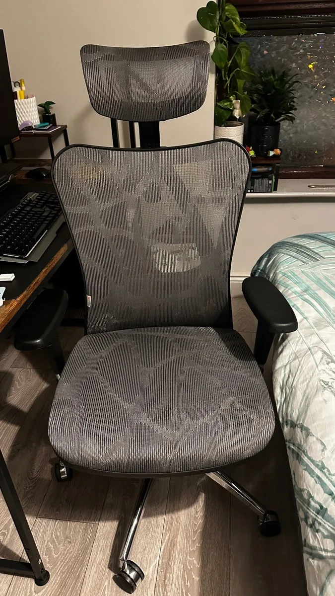 Table & Chair - Image 4