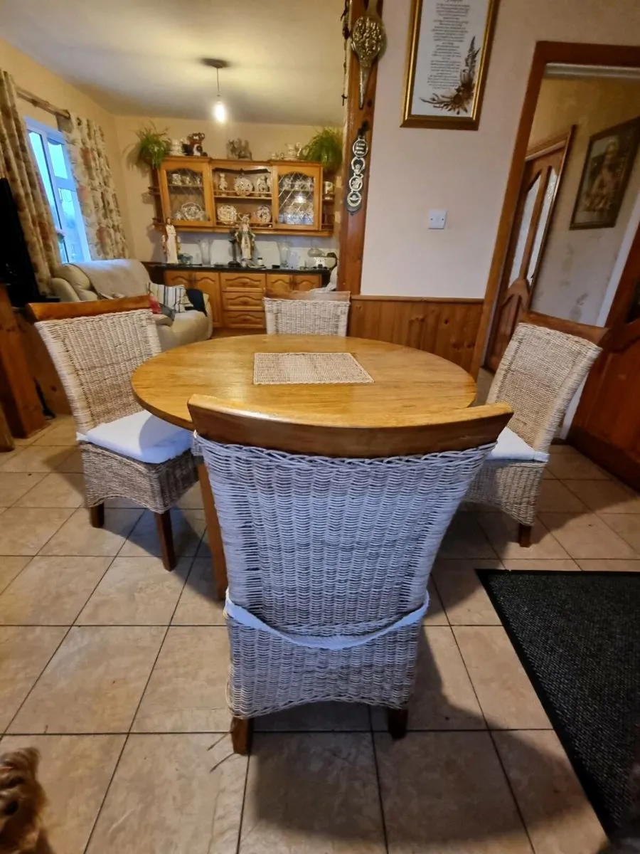 Table and chairs - Image 1