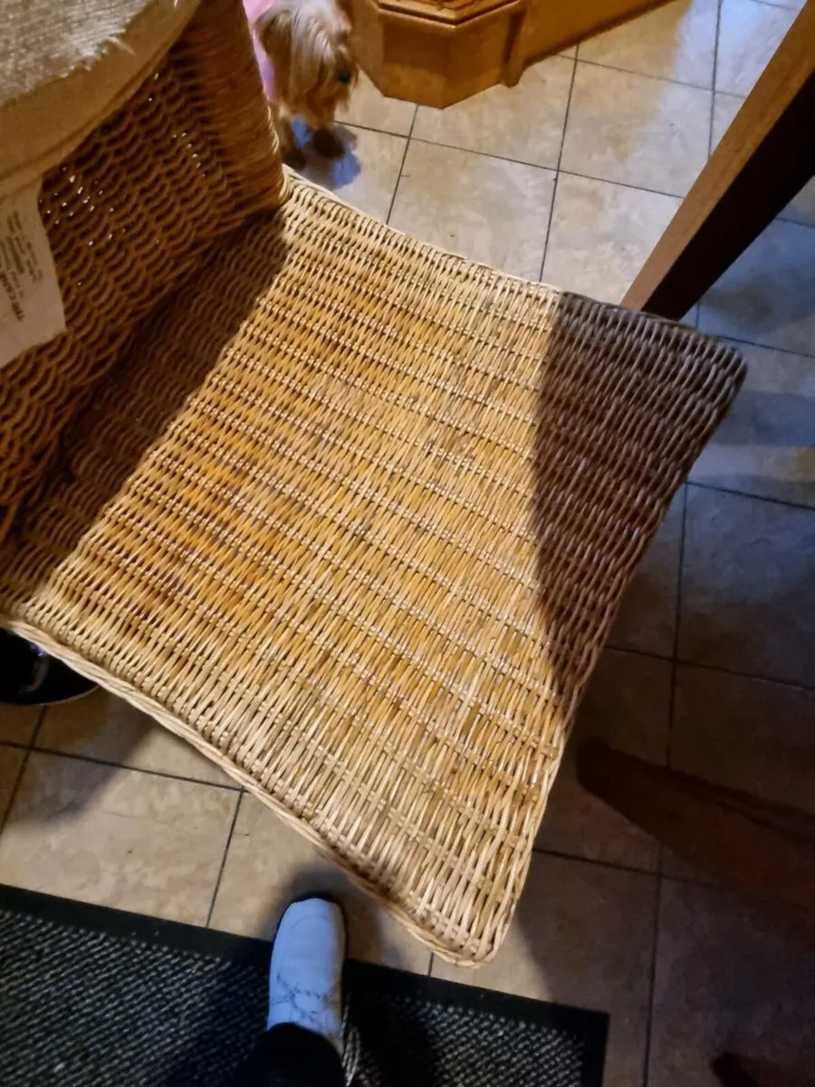 Table and chairs - Image 3