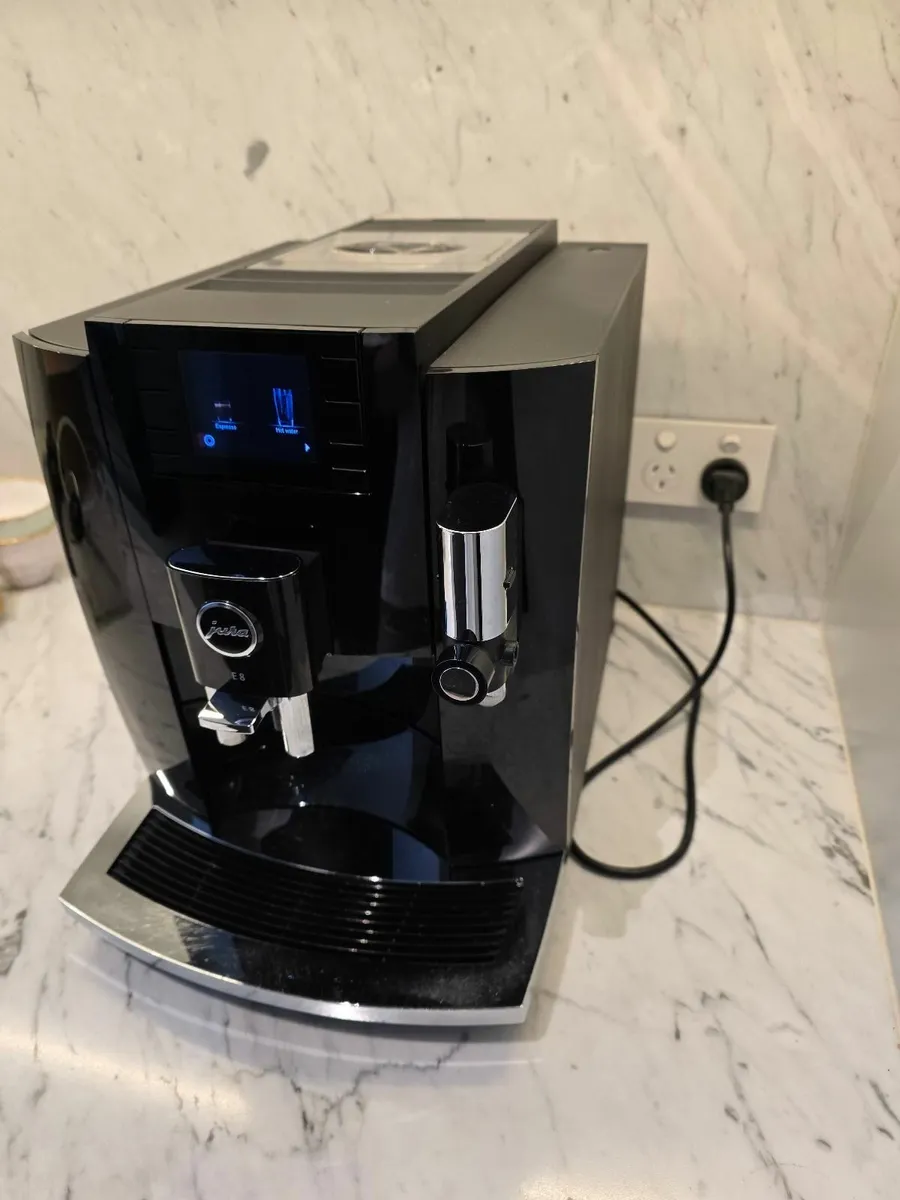 Jura E8 Automatic Coffee Machine - Image 4