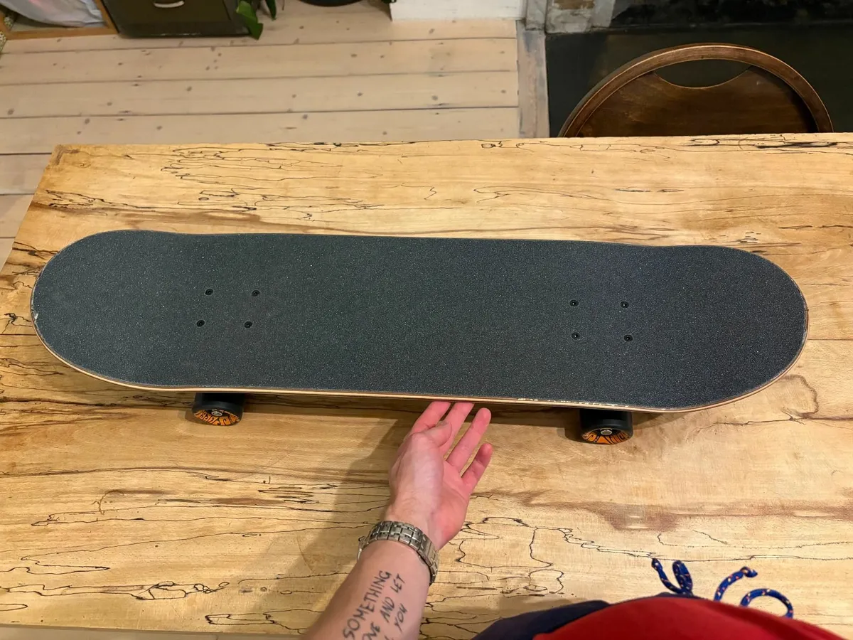 Skate – Girl Deck, Independent Trucks, OJ Wheels - Image 1