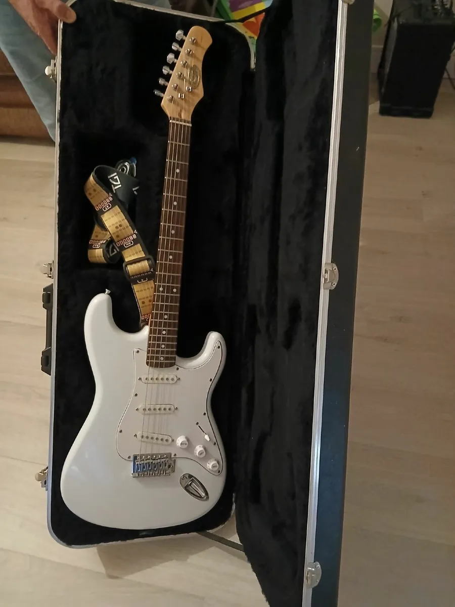 Electric guitar,  amplifier and case. - Image 2