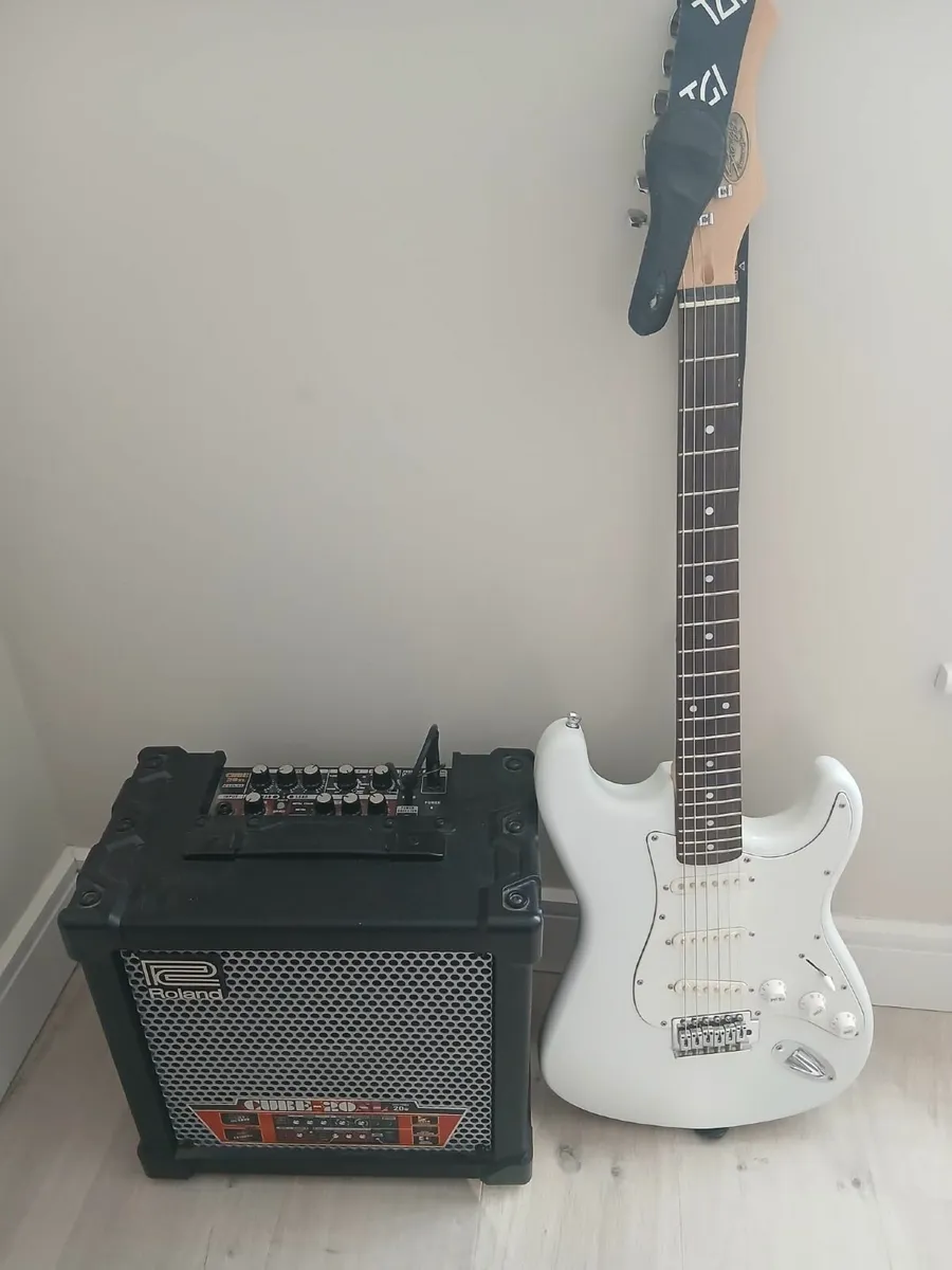 Electric guitar,  amplifier and case. - Image 1