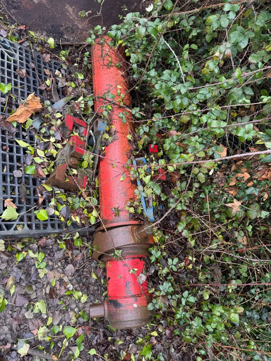 BULK TIPPER RAM FROM 3 AXLE BULK TRAILER - Image 3