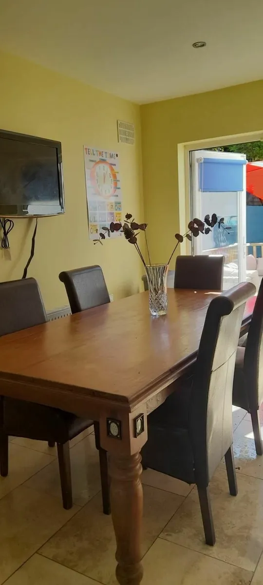 Table and chairs - Image 2