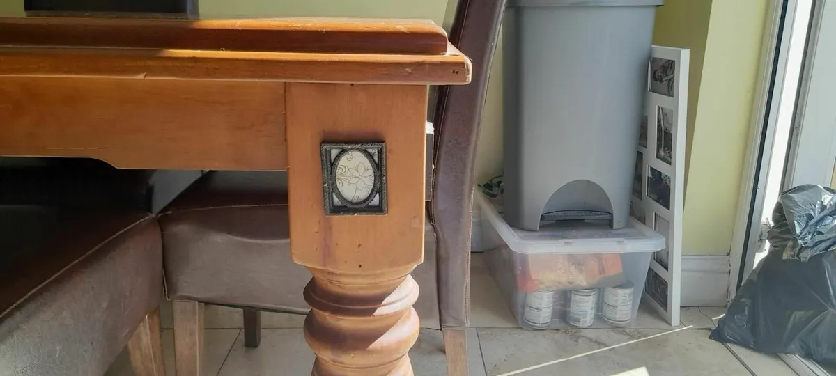 Table and chairs - Image 3