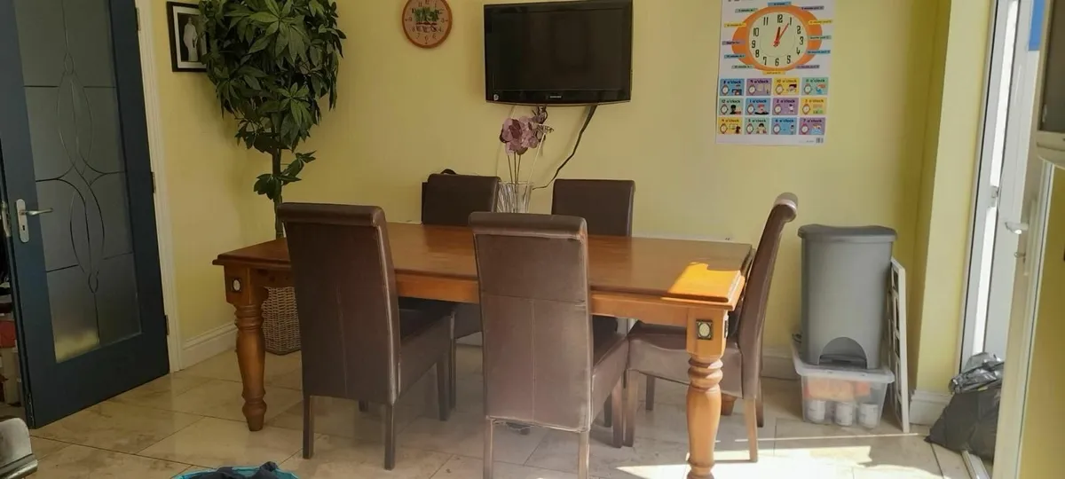 Table and chairs - Image 4
