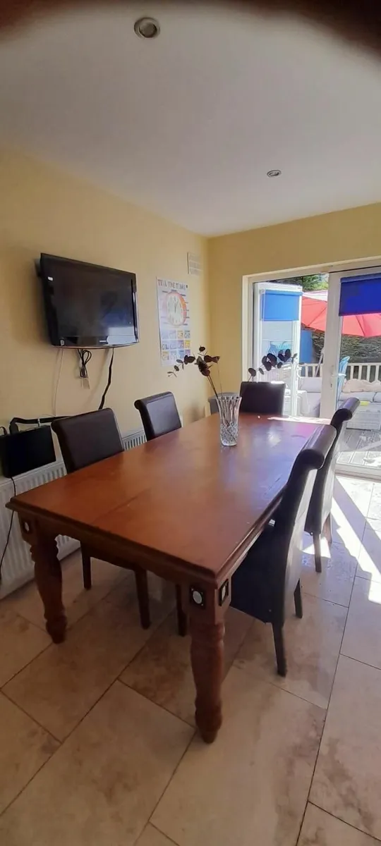 Table and chairs - Image 1