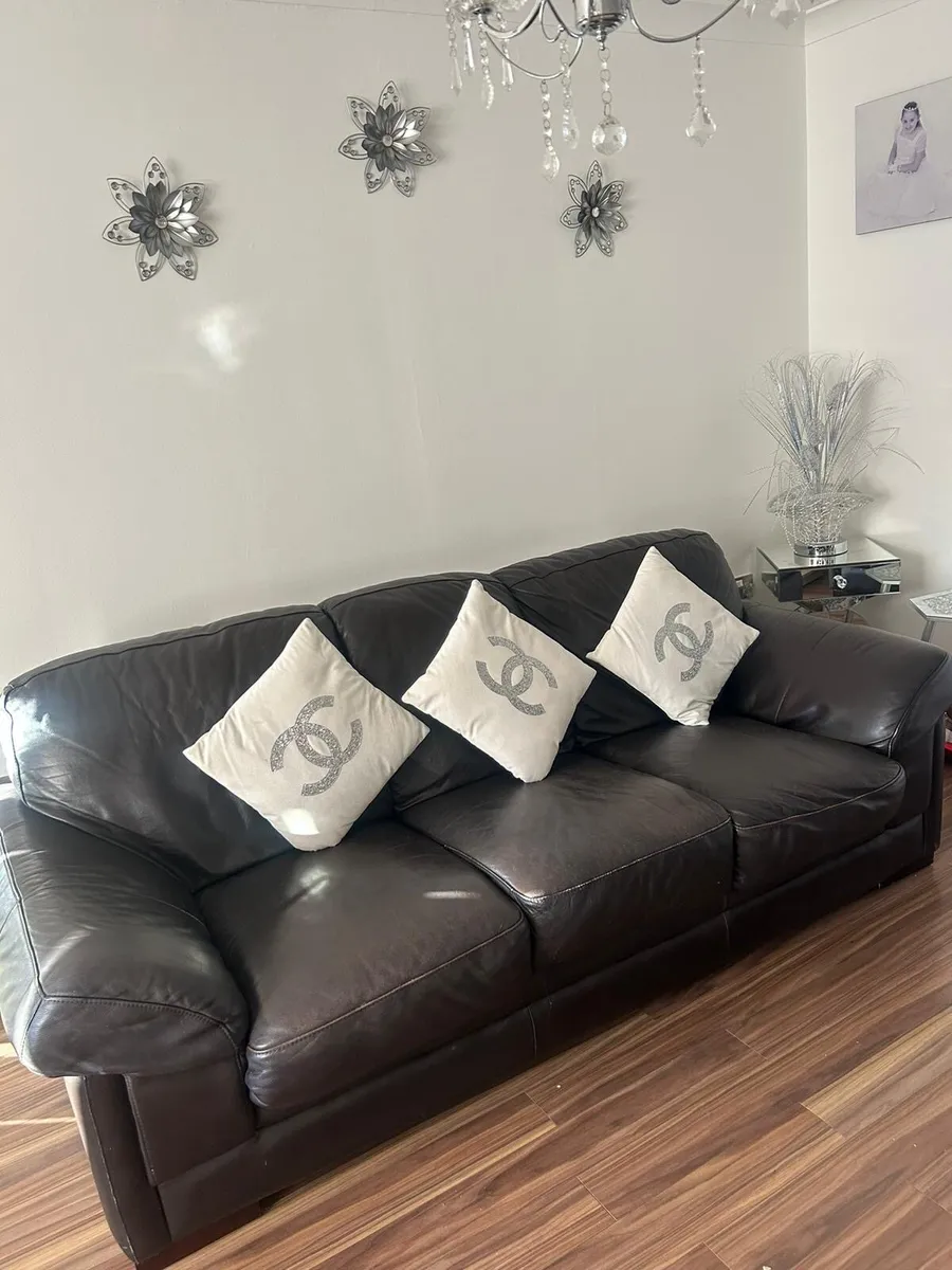 Suite of furniture - Image 1