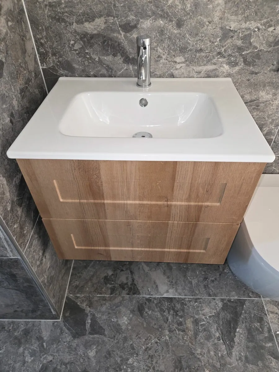 Vanity unit and ceramic sink - Image 1