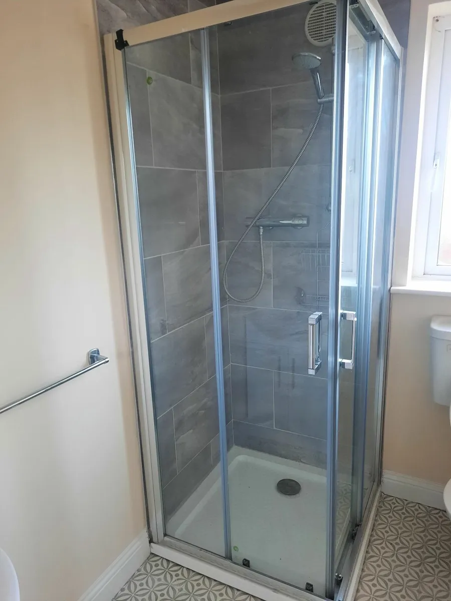 Shower tray,  kitchen cupboards, washing machine, - Image 1