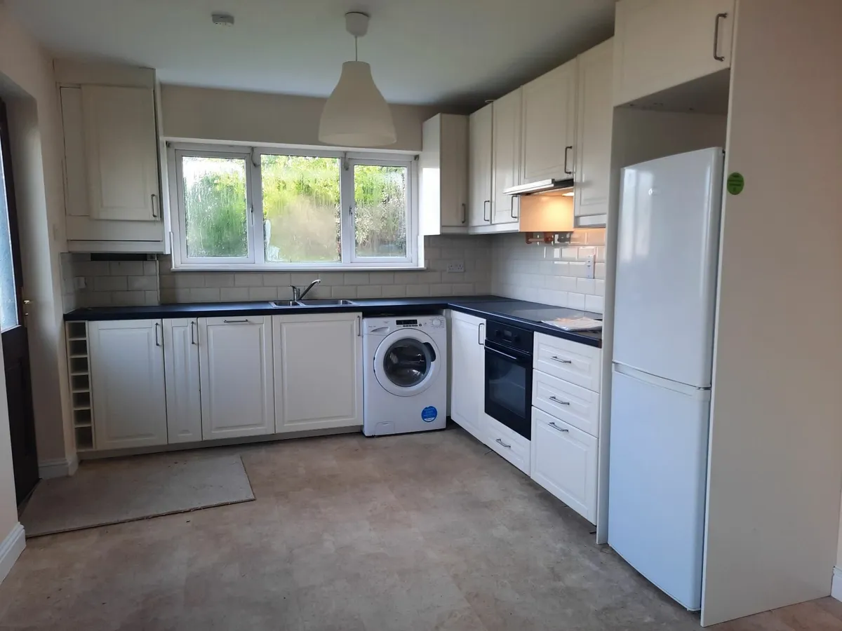 Shower tray,  kitchen cupboards, washing machine, - Image 2