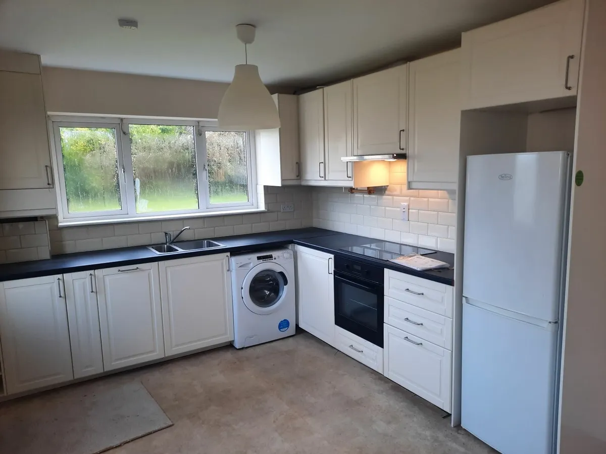 Shower tray,  kitchen cupboards, washing machine, - Image 3