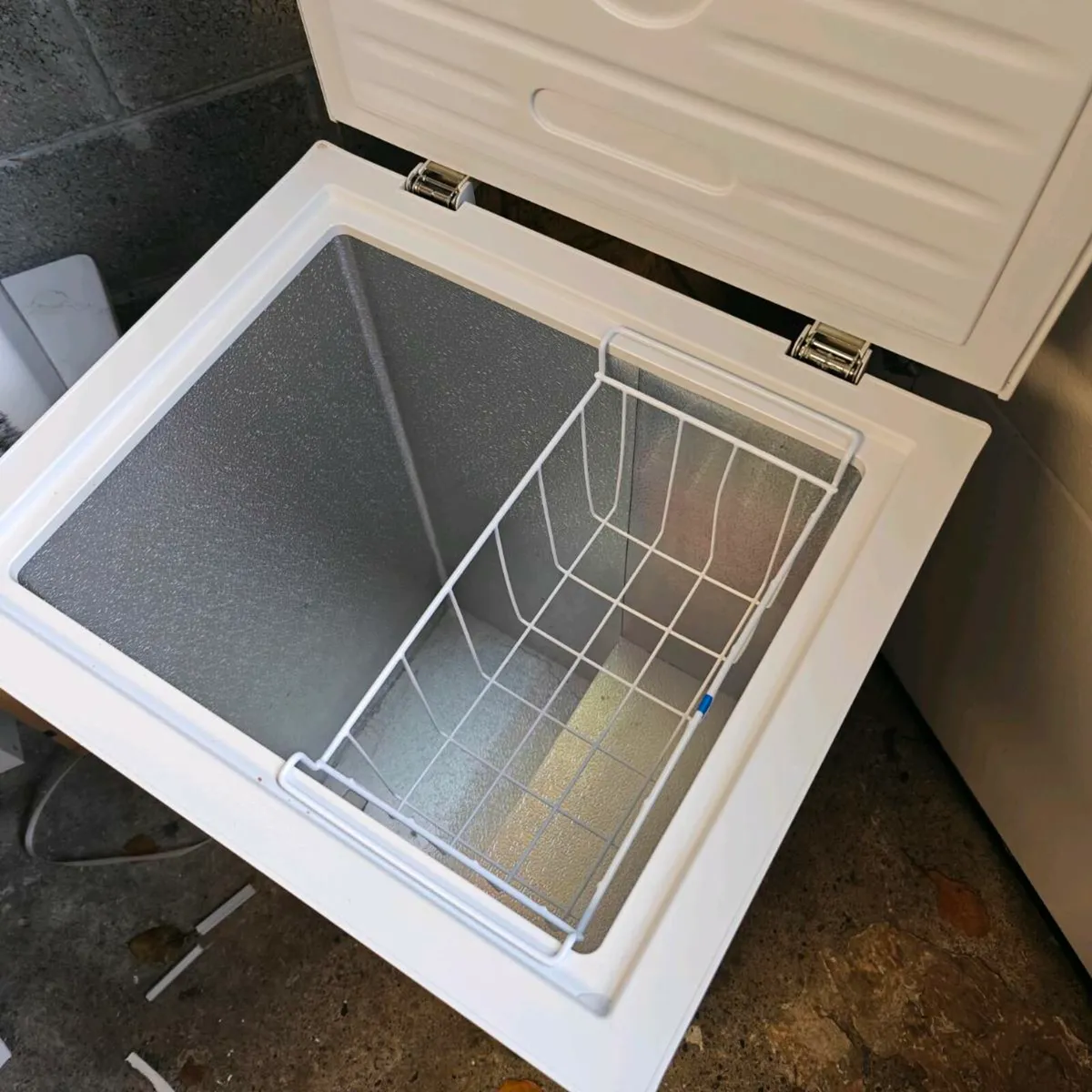 Whirlpool chest freezer - Image 2